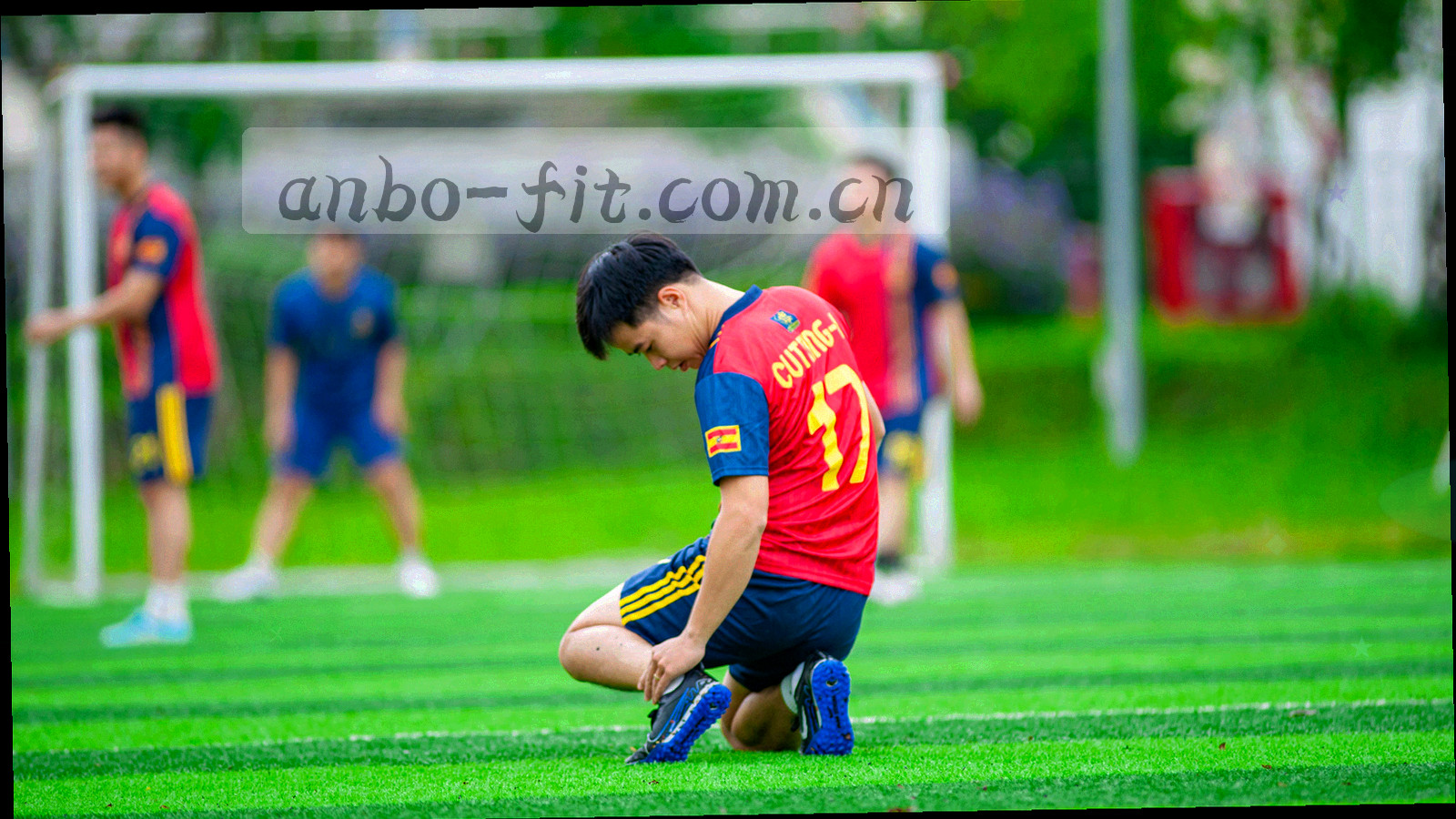 体育场看台上的光影与运动轨迹